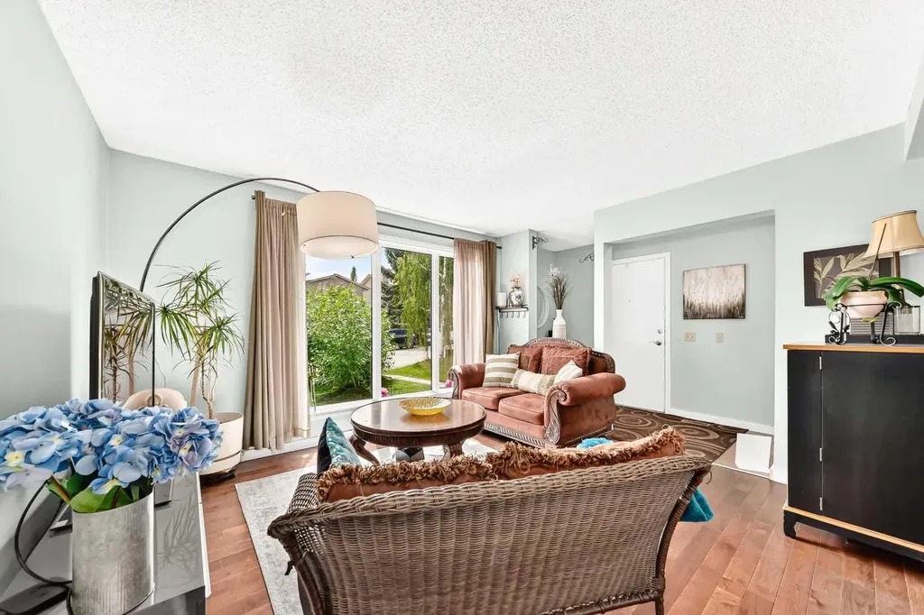 63 Strathcona Crescent SW Calgary AB t3h 1k9