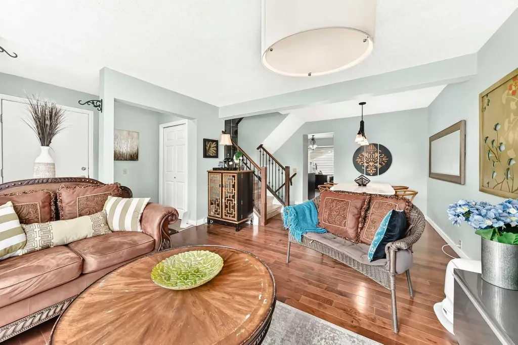 63 Strathcona Crescent SW Calgary AB t3h 1k9