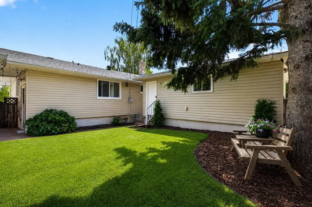 3431 23 Street NW Calgary AB T2L 0T8