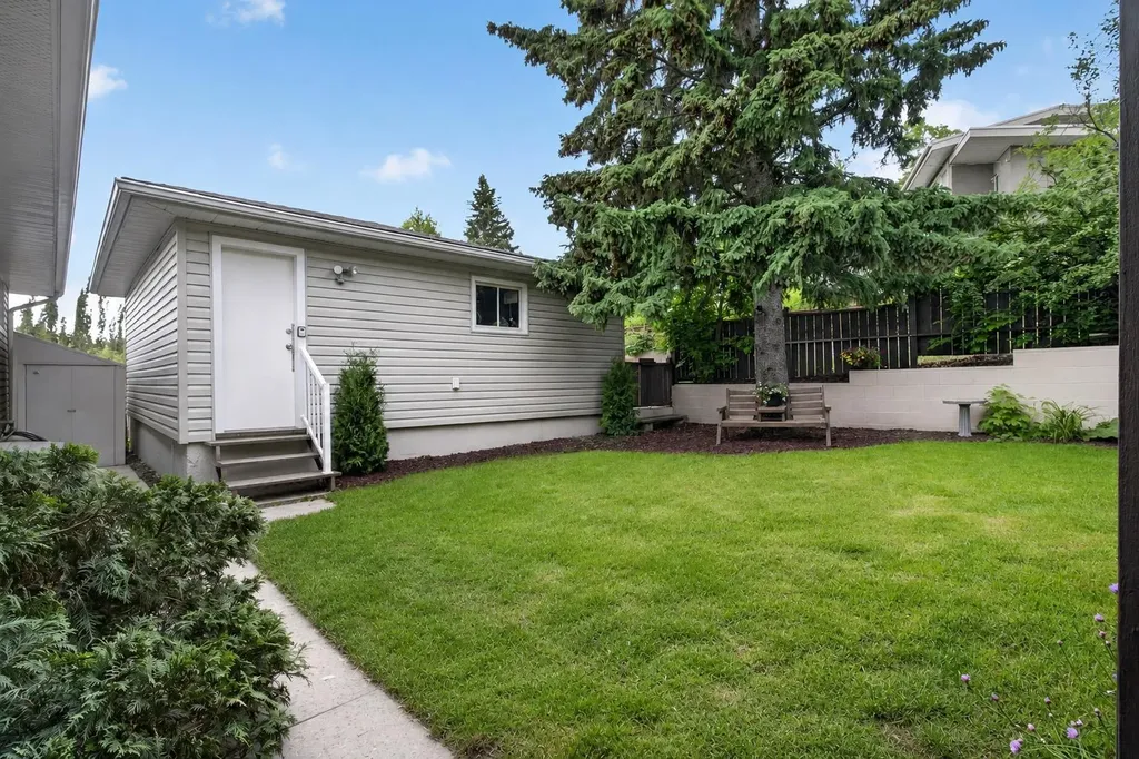 3431 23 Street NW Calgary AB T2L 0T8
