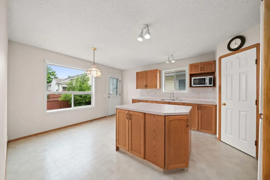 126 Douglas Glen Close SE Calgary AB T2Z 3G1