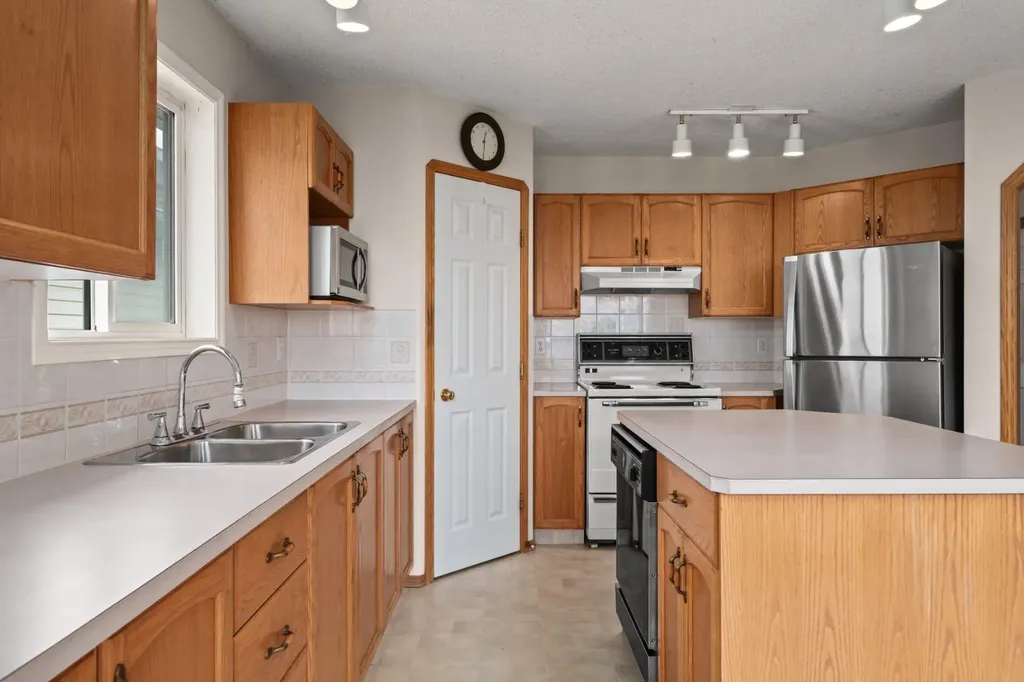 126 Douglas Glen Close SE Calgary AB T2Z 3G1