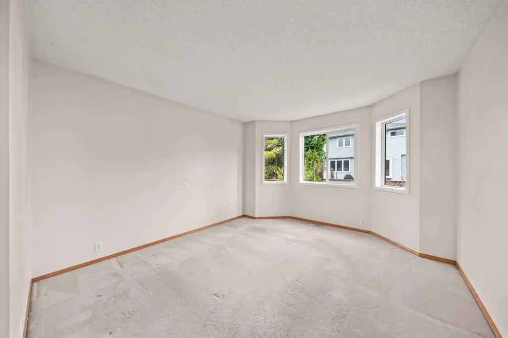 126 Douglas Glen Close SE Calgary AB T2Z 3G1