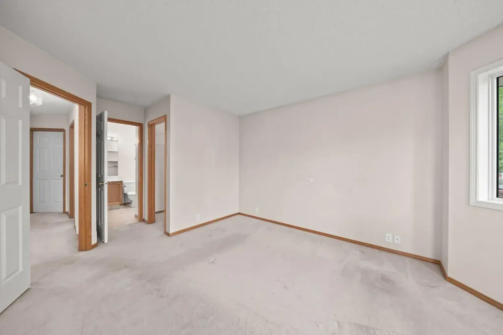 126 Douglas Glen Close SE Calgary AB T2Z 3G1
