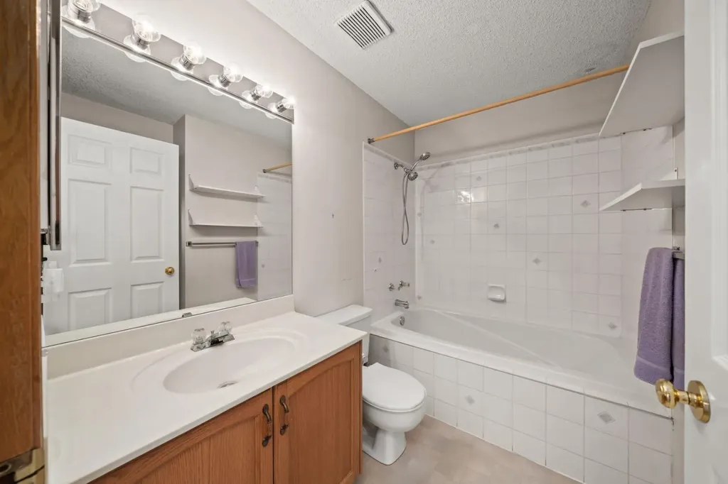 126 Douglas Glen Close SE Calgary AB T2Z 3G1