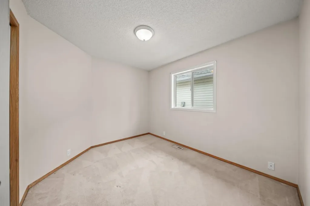 126 Douglas Glen Close SE Calgary AB T2Z 3G1