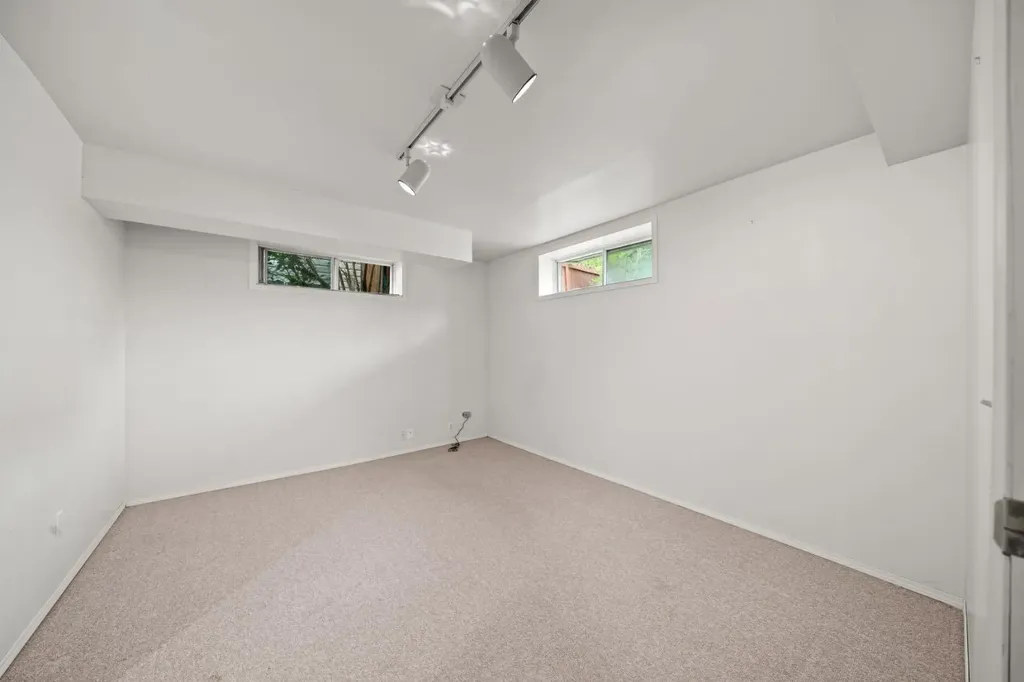 126 Douglas Glen Close SE Calgary AB T2Z 3G1