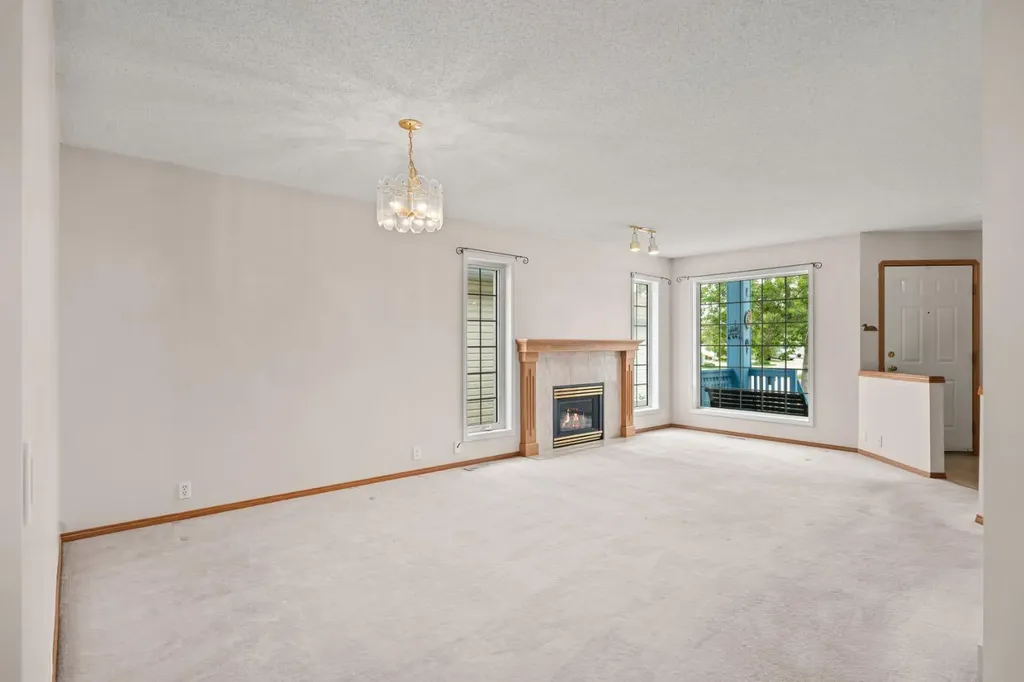 126 Douglas Glen Close SE Calgary AB T2Z 3G1