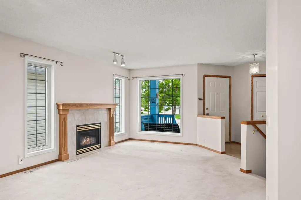 126 Douglas Glen Close SE Calgary AB T2Z 3G1