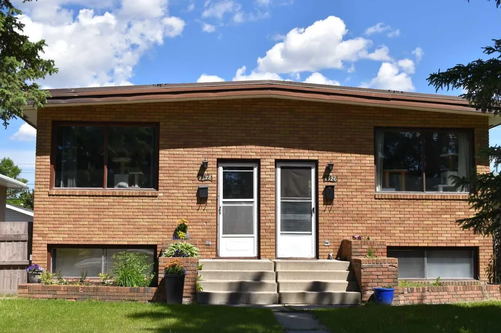7528 And 7526 35 Avenue NW Calgary AB T3B 1T5