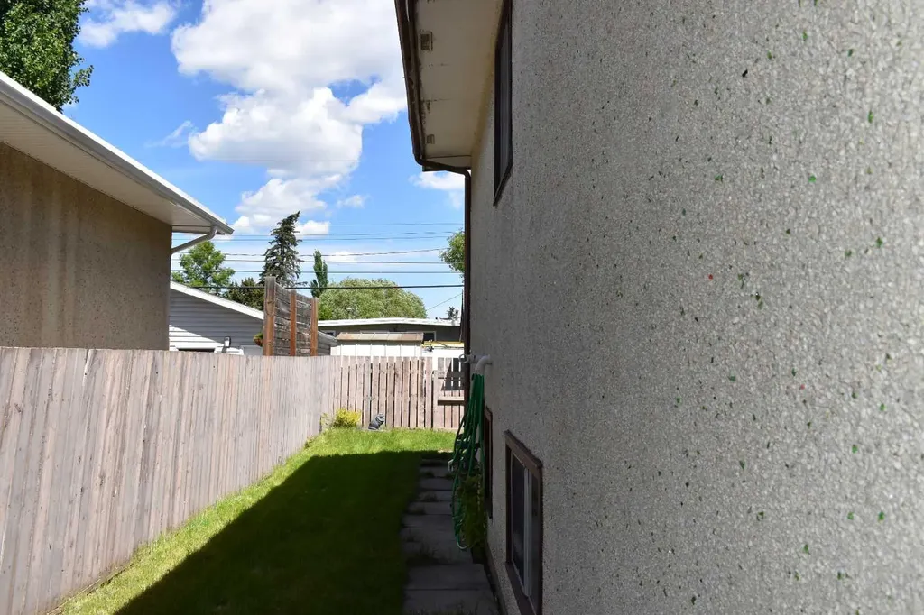 7528 And 7526 35 Avenue NW Calgary AB T3B 1T5