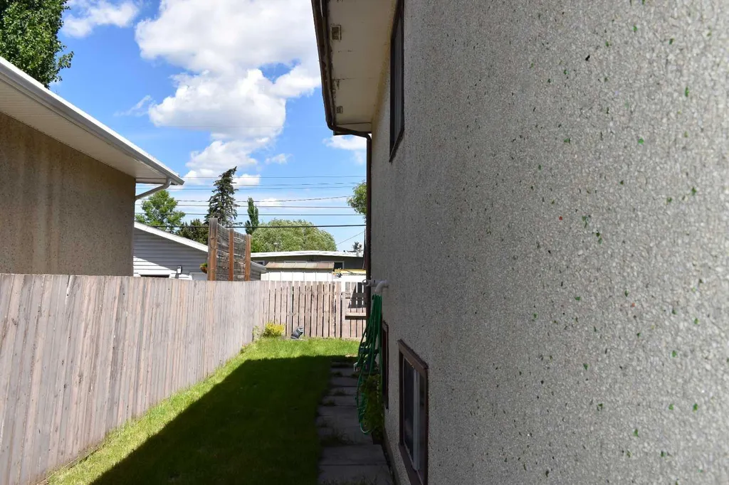 7528 And 7526 35 Avenue NW Calgary AB T3B 1T5