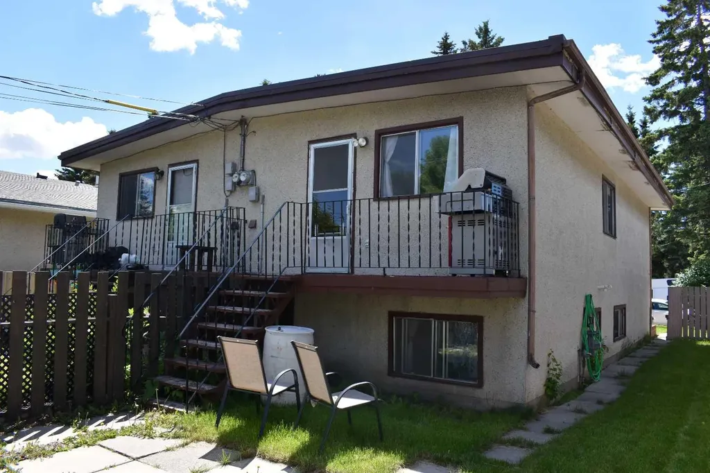 7528 And 7526 35 Avenue NW Calgary AB T3B 1T5