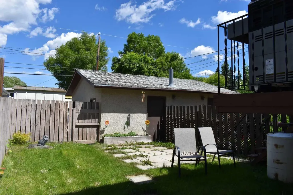 7528 And 7526 35 Avenue NW Calgary AB T3B 1T5