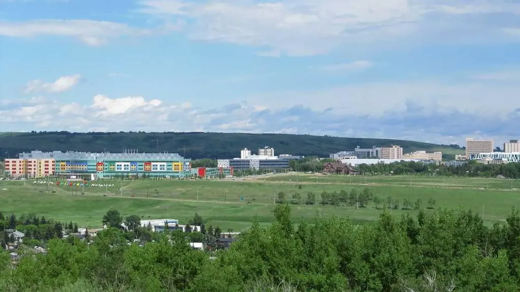 7528 And 7526 35 Avenue NW Calgary AB T3B 1T5