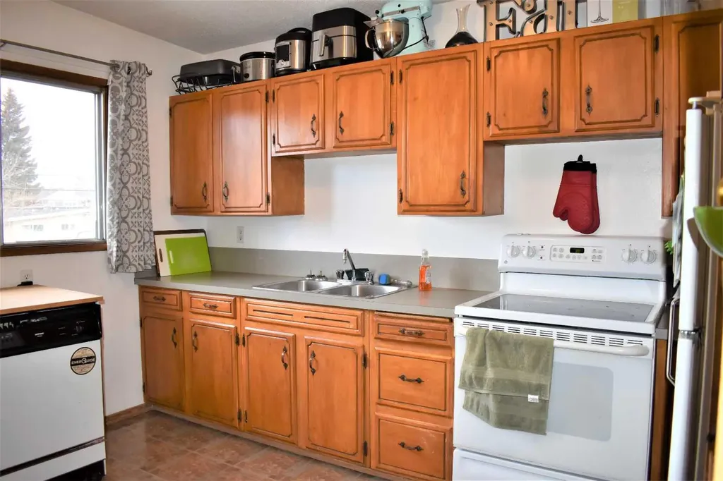7528 And 7526 35 Avenue NW Calgary AB T3B 1T5