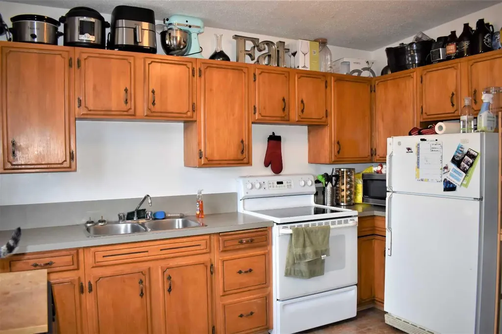 7528 And 7526 35 Avenue NW Calgary AB T3B 1T5