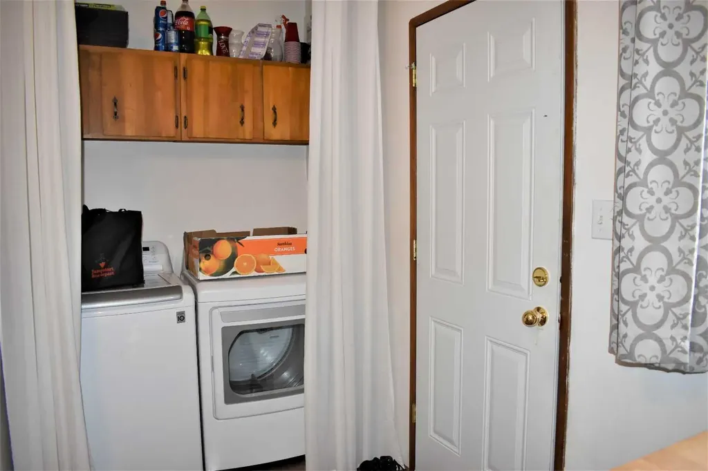7528 And 7526 35 Avenue NW Calgary AB T3B 1T5