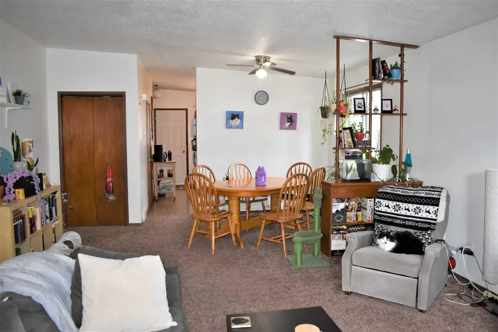7528 And 7526 35 Avenue NW Calgary AB T3B 1T5