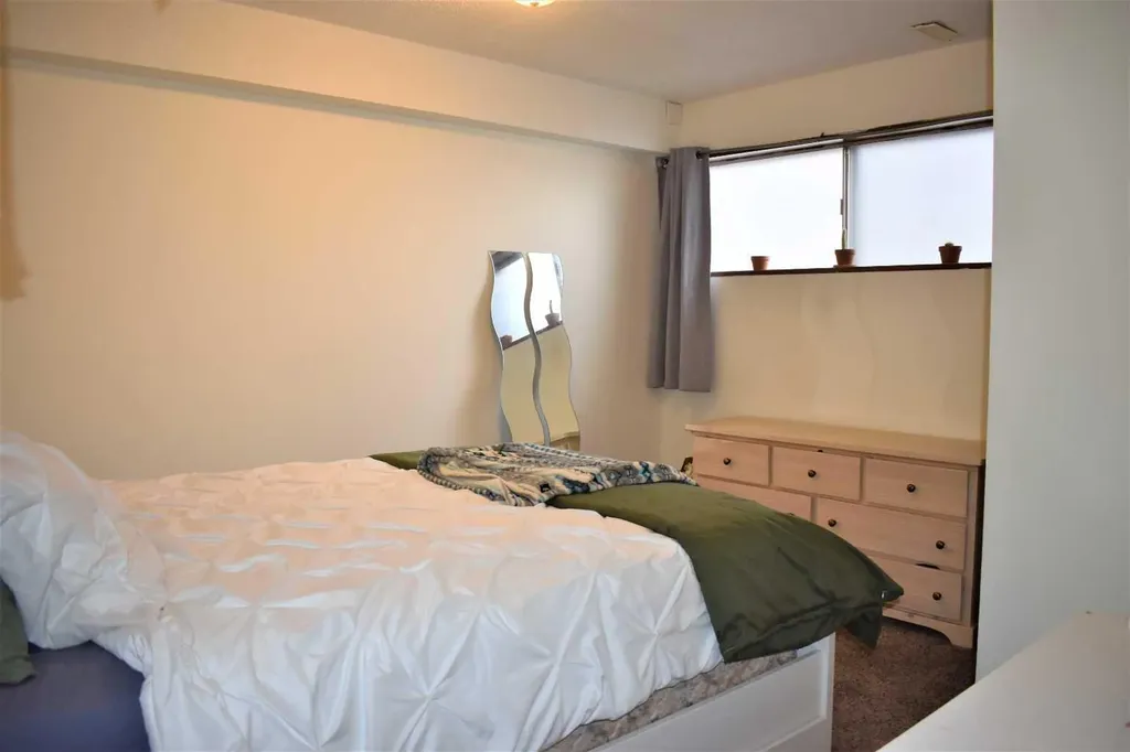 7528 And 7526 35 Avenue NW Calgary AB T3B 1T5