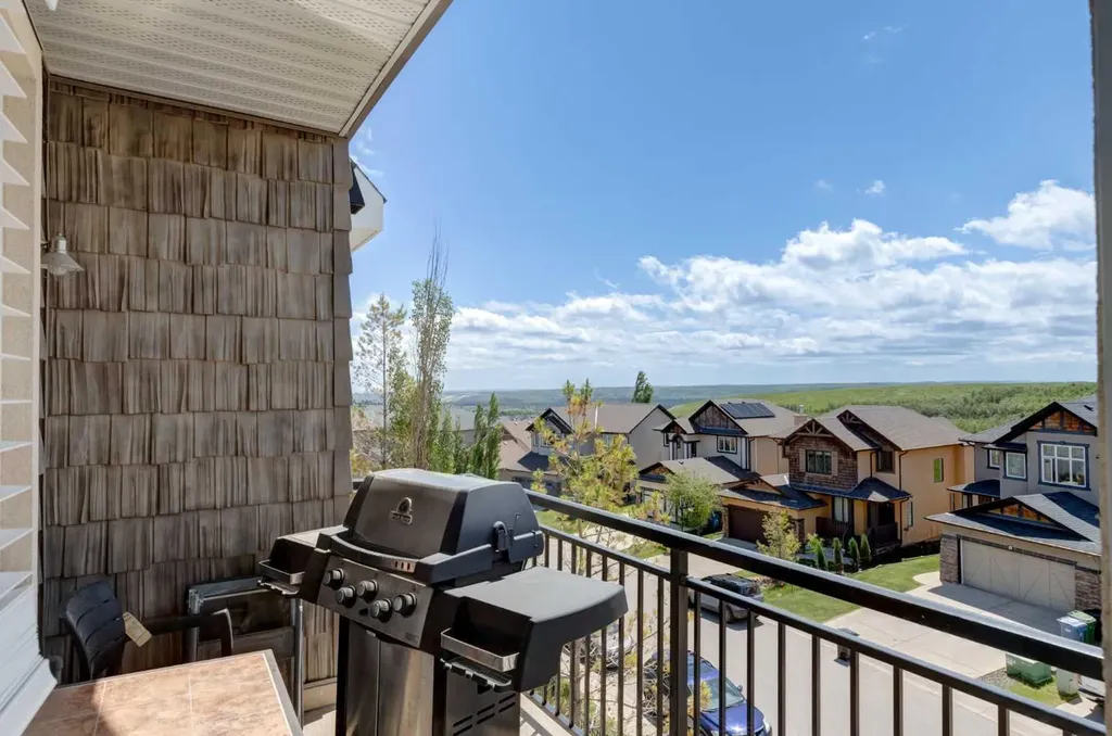 26 Val Gardena View SW Calgary AB T3H 5Z5