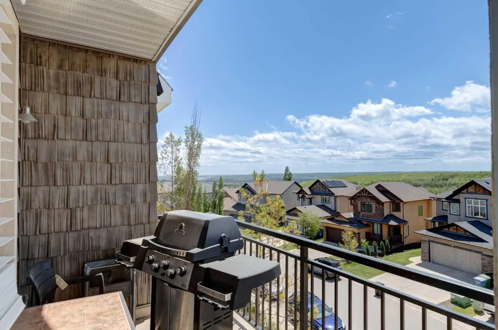 26 Val Gardena View SW Calgary AB T3H 5Z5