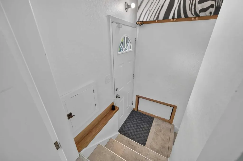 136 Hendon Drive NW Calgary AB T2K 1Z1
