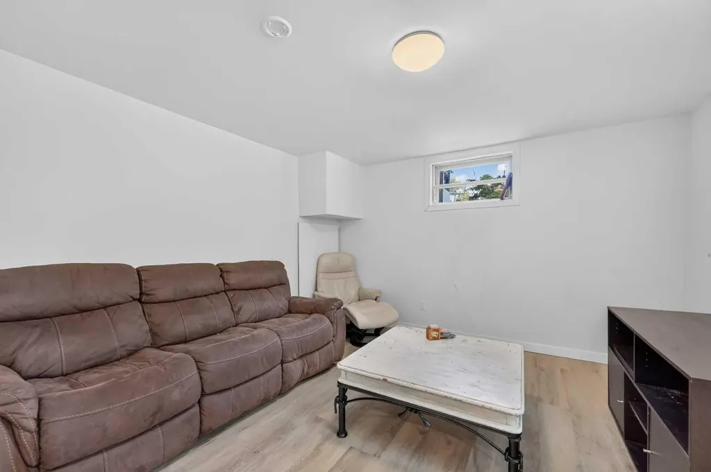 136 Hendon Drive NW Calgary AB T2K 1Z1
