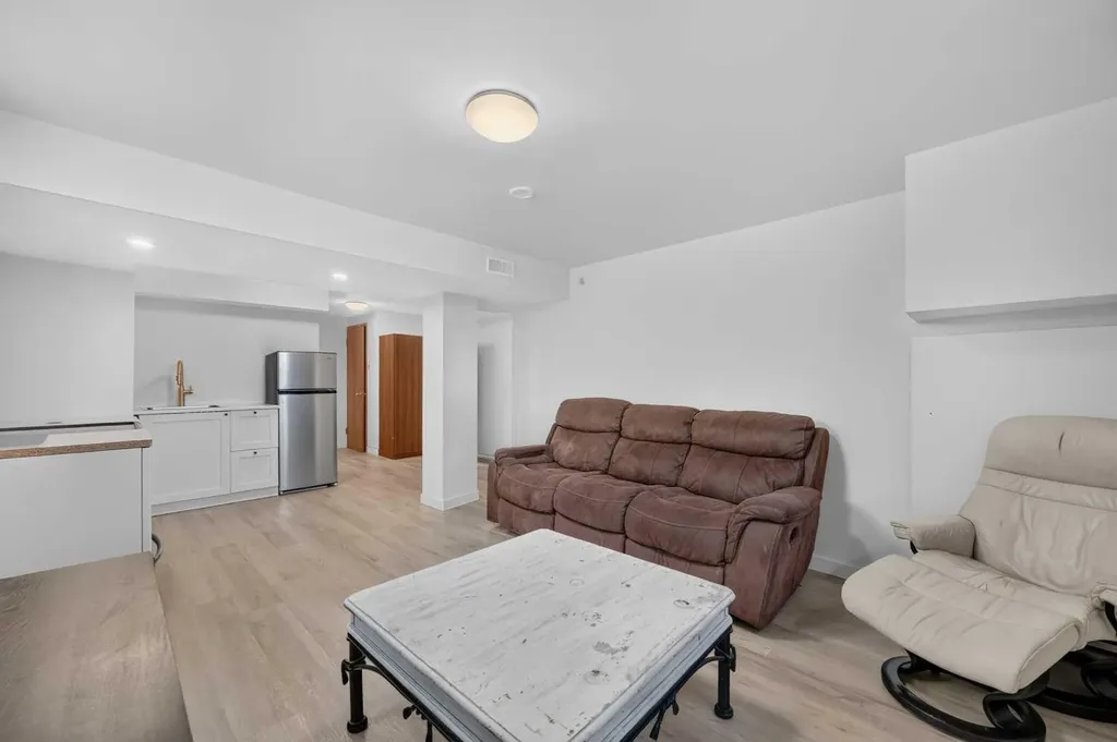 136 Hendon Drive NW Calgary AB T2K 1Z1