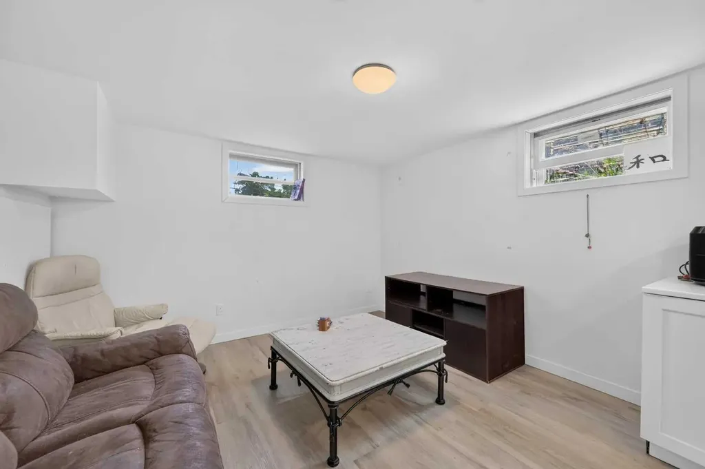 136 Hendon Drive NW Calgary AB T2K 1Z1