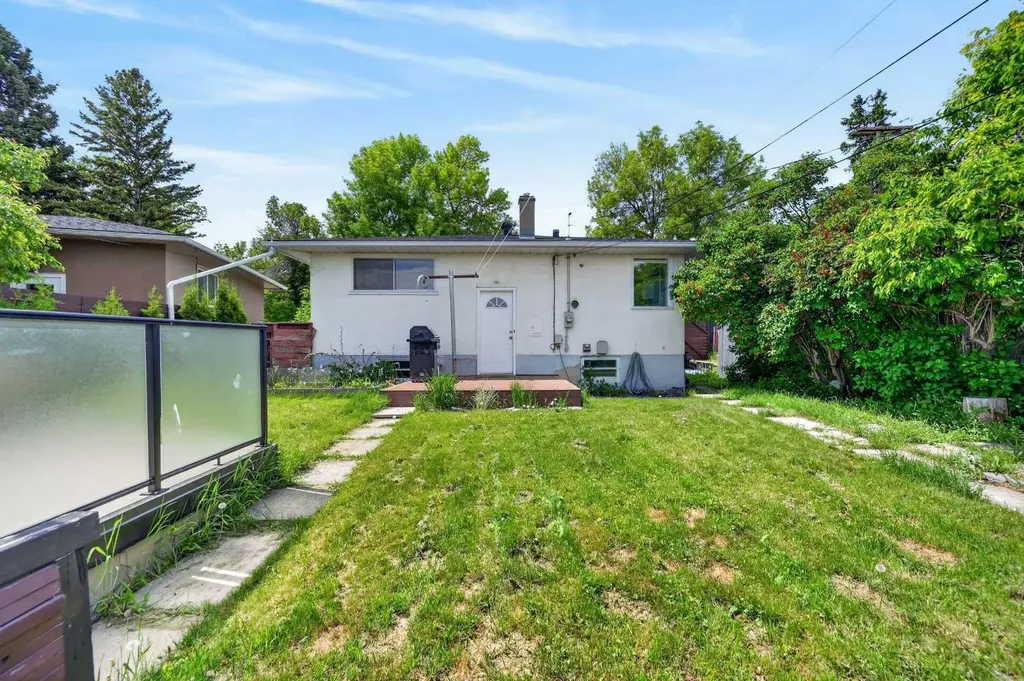 136 Hendon Drive NW Calgary AB T2K 1Z1