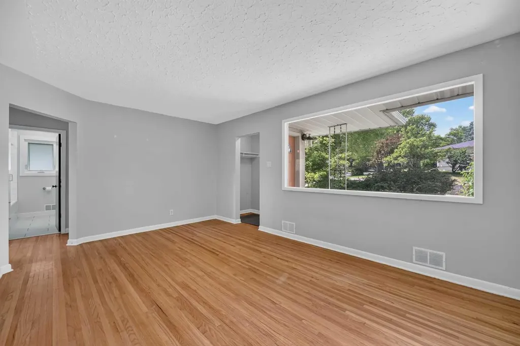 136 Hendon Drive NW Calgary AB T2K 1Z1