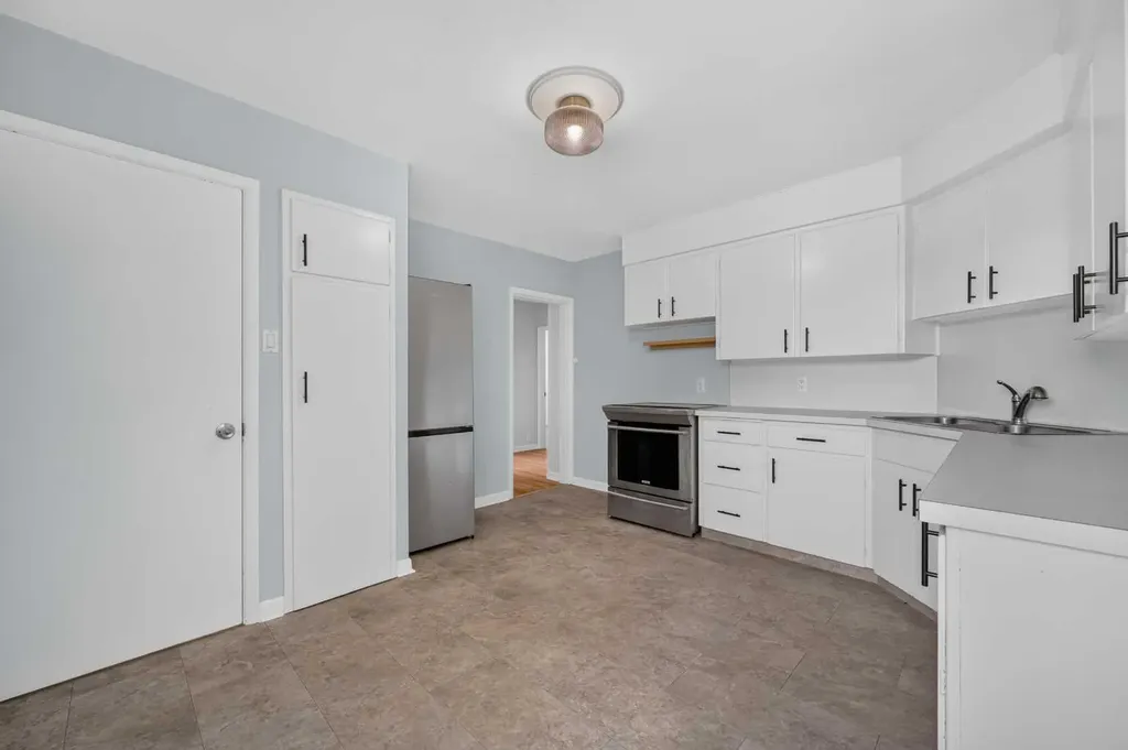 136 Hendon Drive NW Calgary AB T2K 1Z1