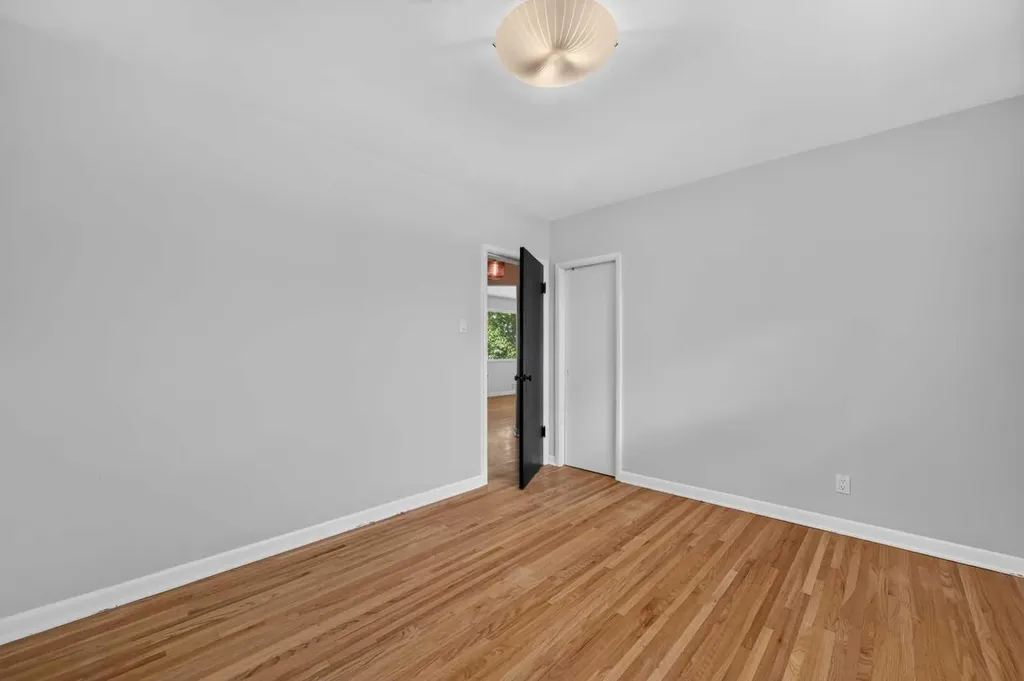 136 Hendon Drive NW Calgary AB T2K 1Z1
