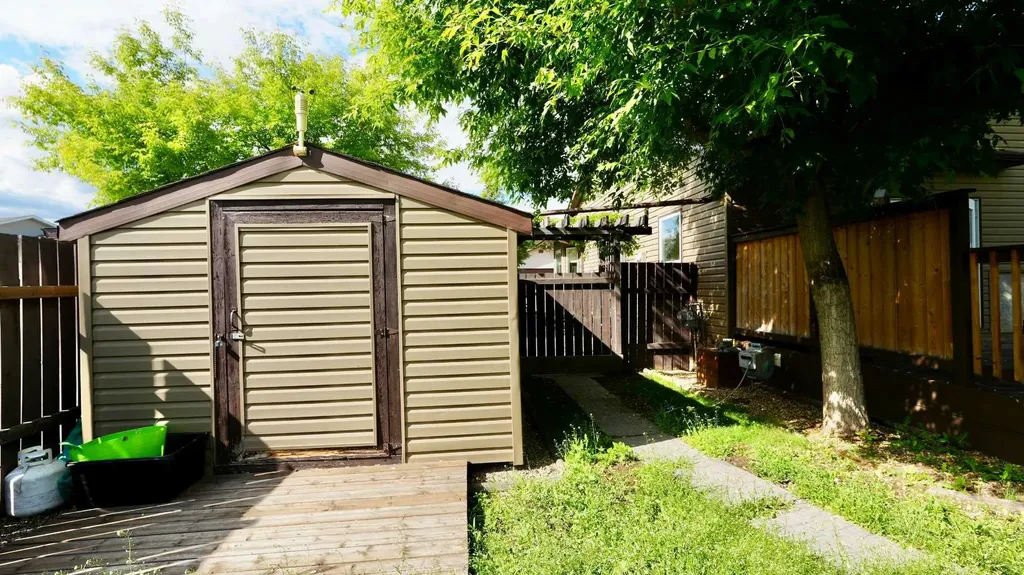 8101 103 Avenue Peace River AB T8S 1M9