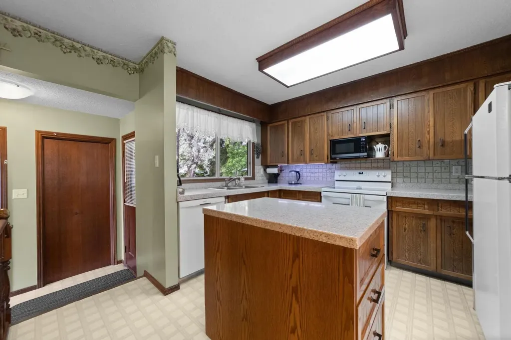 6314 43a Avenue Close Camrose AB T4V3N3