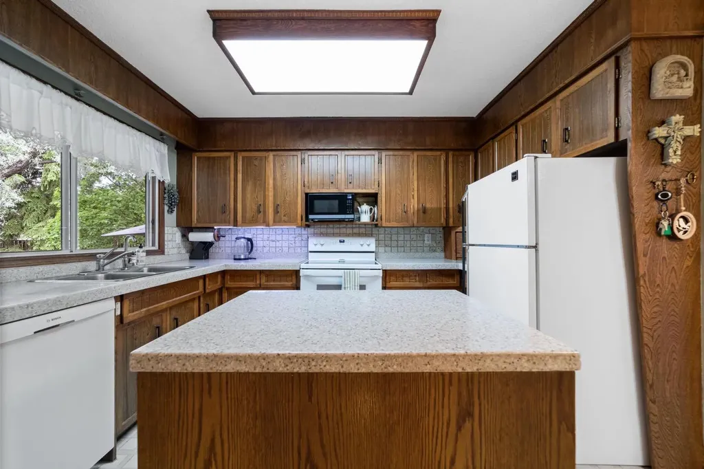 6314 43a Avenue Close Camrose AB T4V3N3