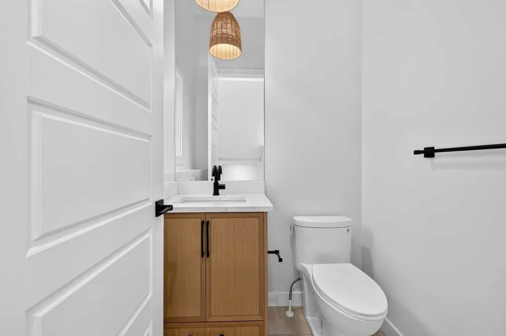 1746 49 Avenue SW Calgary AB T2T 2T9