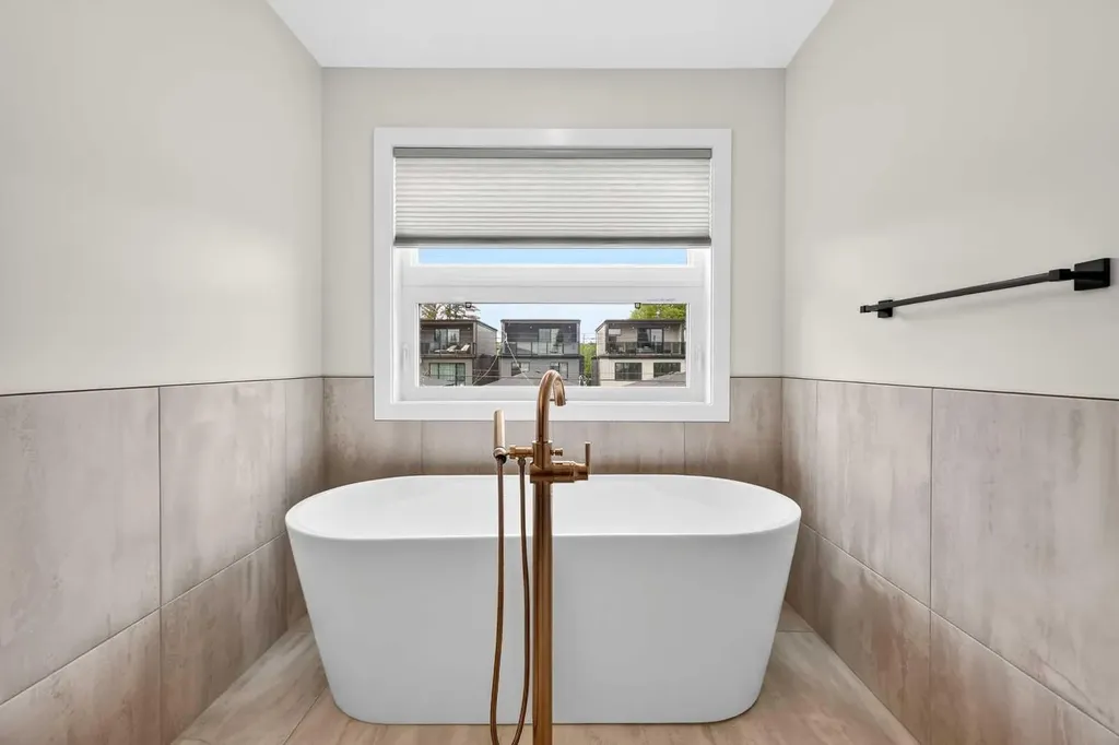 1746 49 Avenue SW Calgary AB T2T 2T9