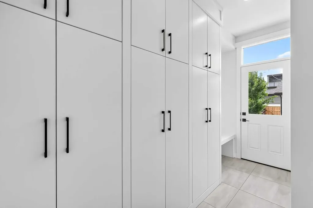 1746 49 Avenue SW Calgary AB T2T 2T9