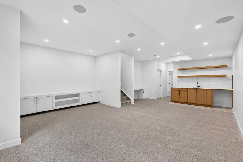 1746 49 Avenue SW Calgary AB T2T 2T9