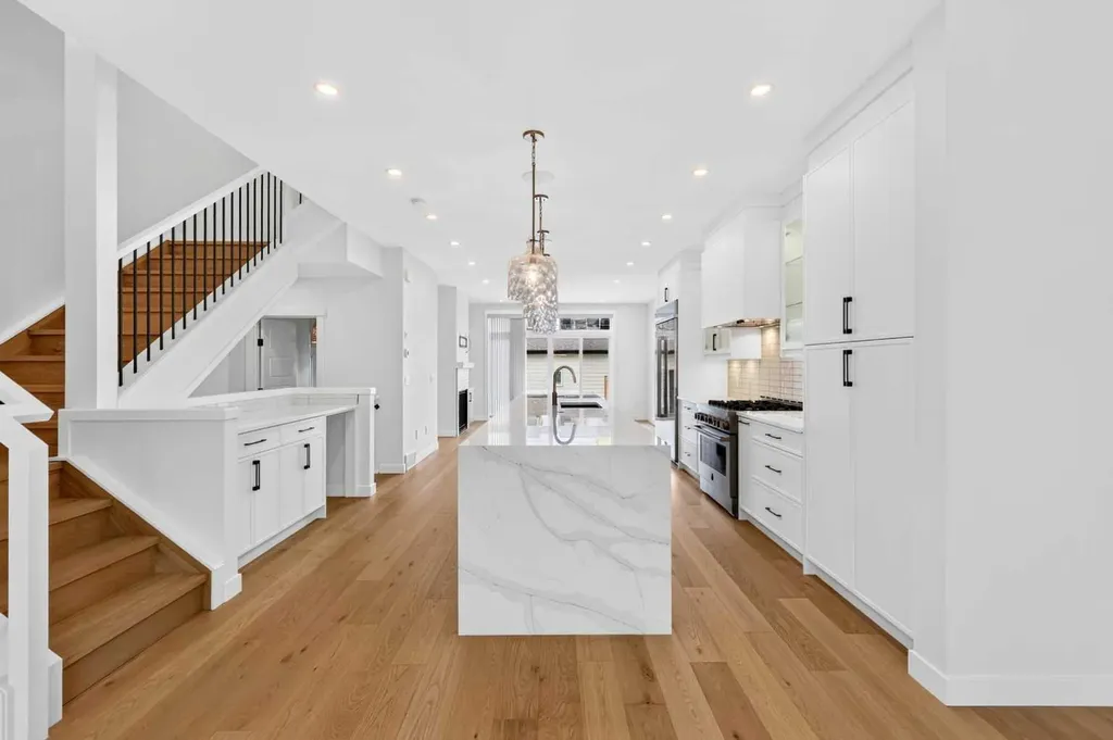 1746 49 Avenue SW Calgary AB T2T 2T9