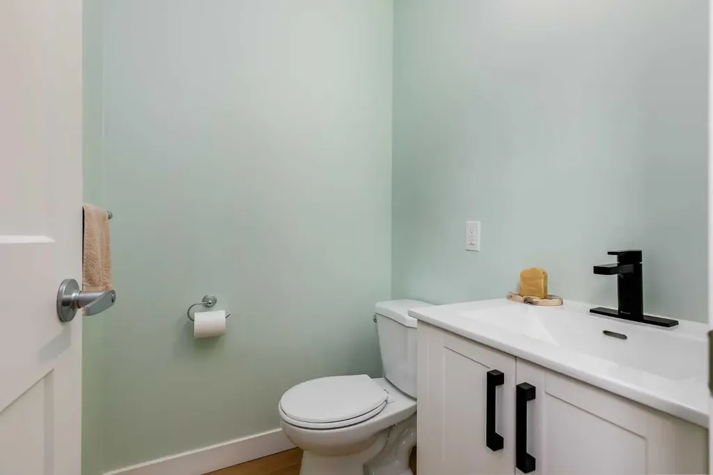 2187 Woodview Drive SW Calgary AB T2W 3N8