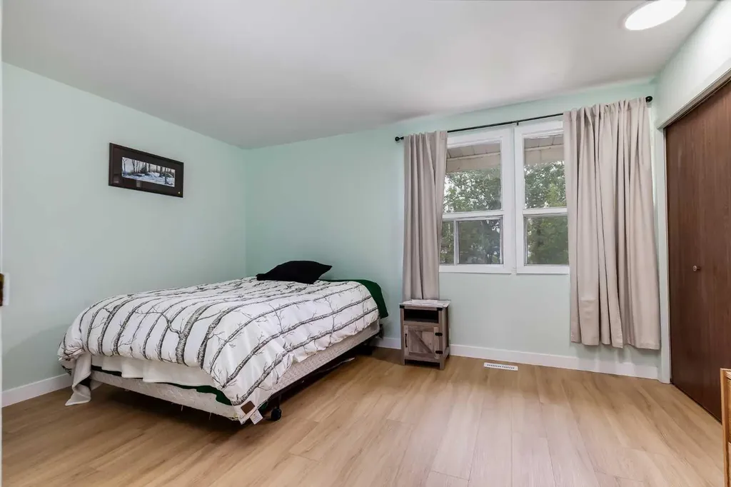 2187 Woodview Drive SW Calgary AB T2W 3N8
