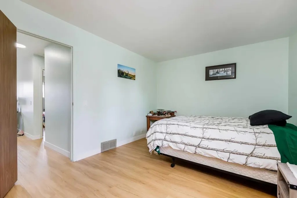 2187 Woodview Drive SW Calgary AB T2W 3N8