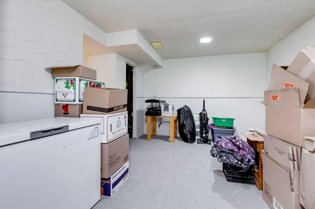 2187 Woodview Drive SW Calgary AB T2W 3N8