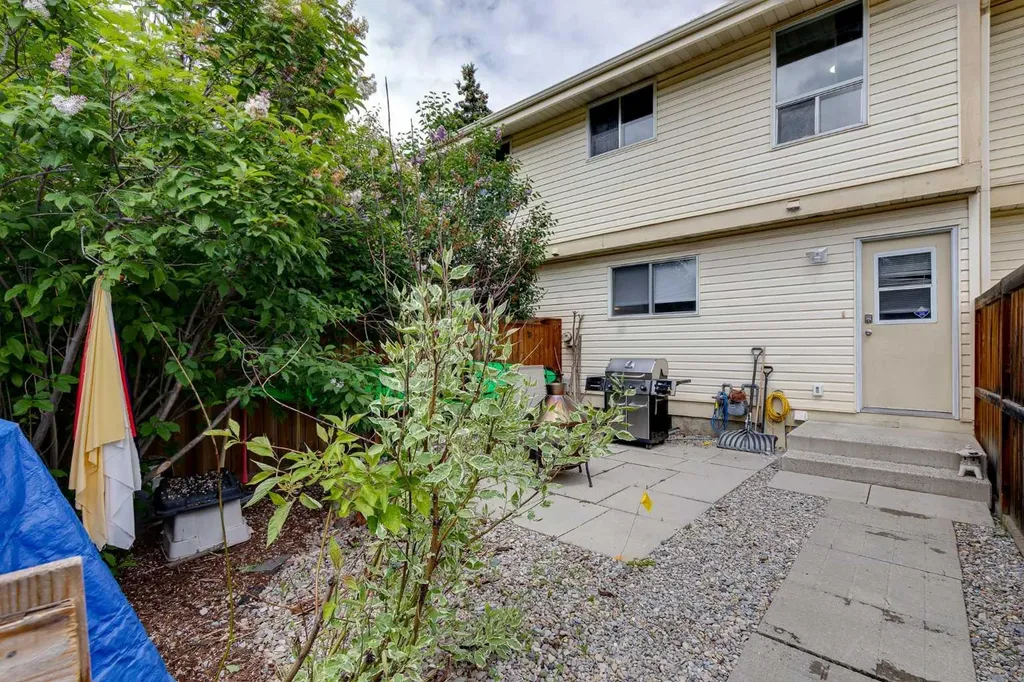 2187 Woodview Drive SW Calgary AB T2W 3N8