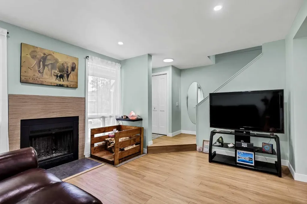 2187 Woodview Drive SW Calgary AB T2W 3N8
