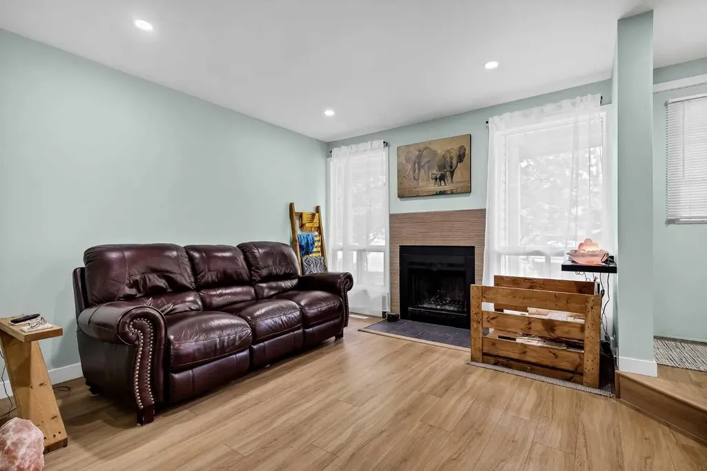 2187 Woodview Drive SW Calgary AB T2W 3N8