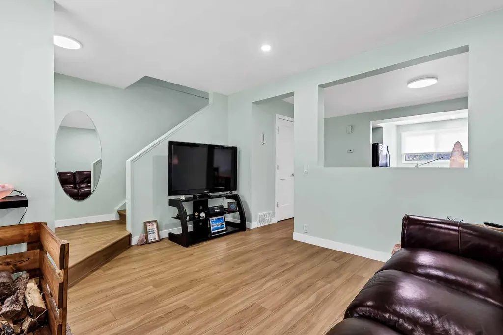 2187 Woodview Drive SW Calgary AB T2W 3N8